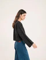 Pantalón de pana wide leg, color verde militar, con cierre delantero, botones y bolsillos laterales.