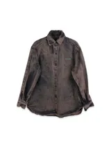 Camisa de jean azul oscuro con lavado gastado, corte oversized, cuello clásico, cierre frontal con botones metálicos, mangas largas con puños abotonados y bordado "PASTICHE" en el pecho.