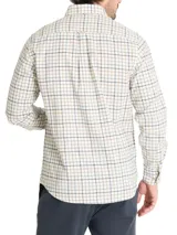 Camisa de franela de algodón orgánico con cuello americano abotonado, manga larga, corte regular y estampado a cuadros en tonos azul, blanco y rojo.