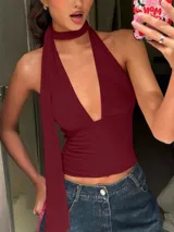 Top rojo con escote en V, sin mangas y con tiras para atar al cuello.