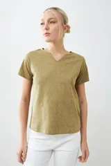 Remera verde oliva de manga corta con cuello en V y estampado floral en relieve.