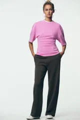Camiseta rosa entallada de algodón con cuello redondo y mangas cortas.