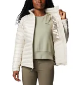 Campera puffer Columbia Labyrinth Loop color crema, con cierre frontal, cuello alto y bolsillos laterales con cierre.