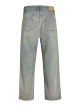 Jean de denim celeste con corte relajado, tiro alto y estilo urbano. Diseño clásico de cinco bolsillos con cierre de botón. Fit baggy con amplitud en muslos, rodillas y botamanga. Acabado stonewash con aspecto desgastado y vintage.