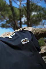 Remera negra de corte oversized confeccionada en jersey de algodón.