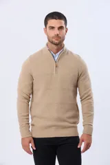 Buzo de punto color azul marino, con cuello alto y cierre frontal parcial con detalle de cuero. Presenta un diseño texturizado con franjas horizontales.