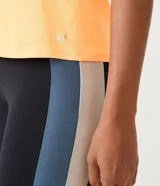 Remera deportiva color verde flúor, de corte clásico, con cuello redondo y mangas cortas.