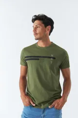 Remera de hombre color gris con logo y arte estampado en el frente, corte regular y mangas cortas.