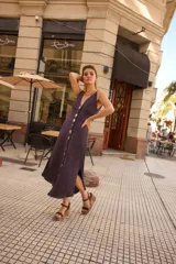 Vestido largo de punto con botones frontales y cintas ajustables en los tirantes.
