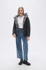 Campera puffer con capucha y estampado animal print en tonos grises y negros.