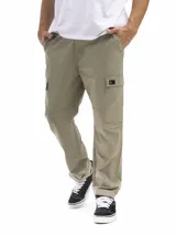Pantalón cargo negro con bolsillos laterales con solapa, corte recto y cintura elástica.