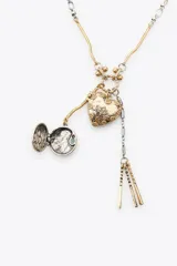 Pack de dos collares de eslabones dorados y plateados con charms colgantes con forma de cajas y piedras.