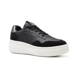 Championes blancos con detalles en gris y plateado, con plataforma blanca y cordones blancos.