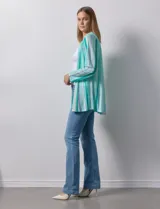 Cardigan largo plisado marca Ruby Rd, con diseño a rayas verticales en tonos verde agua, blanco y lila.