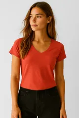 Remera de algodón color ladrillo, de manga corta, corte al cuerpo y cuello en V.