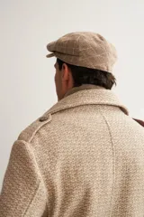 Boina marrón de lana fina uruguaya 100% natural sin teñir, con visera.