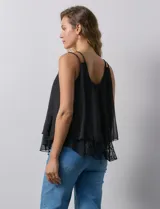 Blusa de gasa color blanco, marca Liv Los Ángeles, con breteles trenzados y diseño de capas en encaje y gasa.