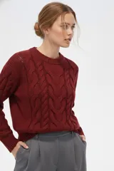 Sweater de poliéster color bordó, con diseño de ochos, corte holgado y cuello a la base.