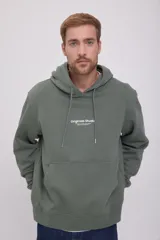Canguro verde con capucha y cordones ajustables, bolsillo tipo canguro y puños y bajo acanalados. Estampado en relieve con el texto "Originals Studio BROUGHT TO YOU BY JACK&JONES® DESIGNED IN COPENHAGEN".