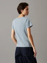 Remera celeste de algodón con cuello redondo y mangas cortas. Estampado frontal con el logo de Calvin Klein Jeans y la inscripción 'Established Nineteen Seventy Eight'. Corte slim.