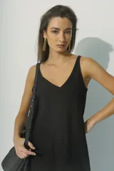 Vestido midi negro de lino con breteles finos y escote en V.