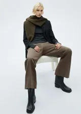 Pantalón de vestir color beige de corte palazzo, tiro medio y tejido ligero.