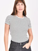 Remera blanca a rayas horizontales negras, de corte ajustado y mangas cortas.