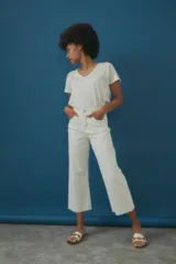 Pantalón culotte de jean color blanco, con tiro alto, corte ancho y terminación desflecada.
