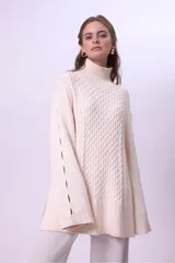 Sweater de punto color borgoña con cuello alto y diseño trenzado.