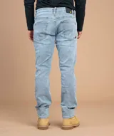 Jeans azul oscuro de corte slim, con tecnología Coolmax para confort térmico y elasticidad.