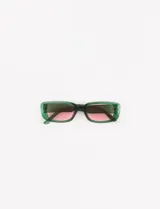 Lentes de sol rectangulares con filtro de protección UV 400 y armazón verde.