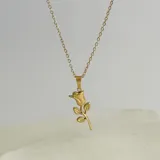 Collar dorado con dije de rosa.