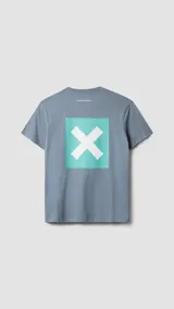 Camiseta celeste de algodón orgánico con cuello redondo y manga corta. Estampado en la espalda con un cuadrado turquesa y una cruz blanca en el centro.