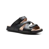 Sandalias bajas de cuero color beige con detalles plateados. Presentan dos tiras con ajuste de velcro sobre el empeine y una tira cruzada sobre los dedos.