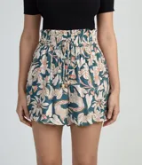 Short de viscosa con estampado floral, cintura elástica y cordón de ajuste.