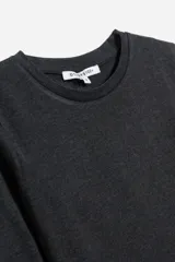 Remera de manga larga color rosa pálido, con cuello redondo.