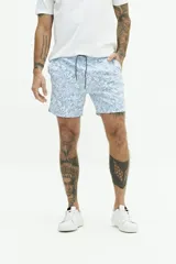 Short de baño con estampado a rayas verticales en tonos celeste y blanco, con cintura elástica ajustable con cordón, dos bolsillos laterales y uno trasero.