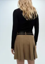 Minivestido marrón con falda plisada, doble cinturón de cuero sintético negro con hebillas plateadas, cuello alto, mangas largas y cierre lateral con cremallera.