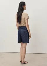 Short de denim azul oscuro, tiro medio, con diseño recto y pinzas delanteras.