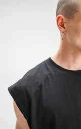 Musculosa negra de algodón con cuello redondo y sisas amplias.