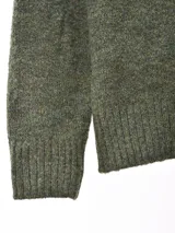 Sweater verde musgo de tejido de punto con cuello redondo y mangas largas.