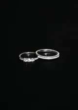 Anillo tipo sin fin de plata 925 con zirconias blancas engastadas.
