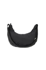 Bandolera ovalada de nylon color negro, con diseño tipo puffer y cierre lateral.