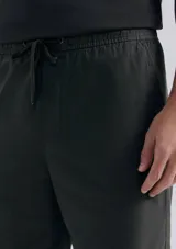 Bermuda color beige de sarga con cintura elastizada y cordón ajustable.