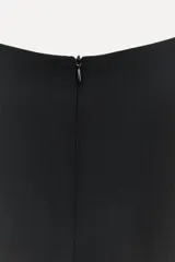 Vestido largo negro de tejido fluido, con cuello redondo y mangas cortas con dobladillo.