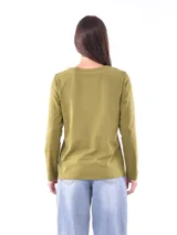 Remera manga larga color lila con cuello redondo y detalle de botones dorados en el hombro.