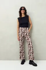 Pantalón de corte recto con estampado botánico en tonos blanco, negro y bordó.