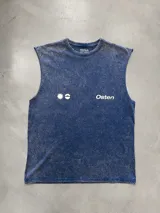 Musculosa sin mangas, color azul oscuro con efecto acid wash o teñido desgastado. Presenta un estampado frontal minimalista en blanco con un sol estilizado y la palabra "Osten".