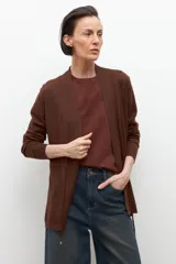 Ruana de tejido de punto color marrón chocolate, con cuello redondo y mangas largas.