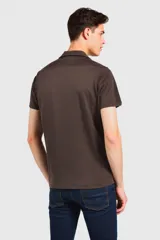 Remera de polo negra, de manga corta y corte clásico.